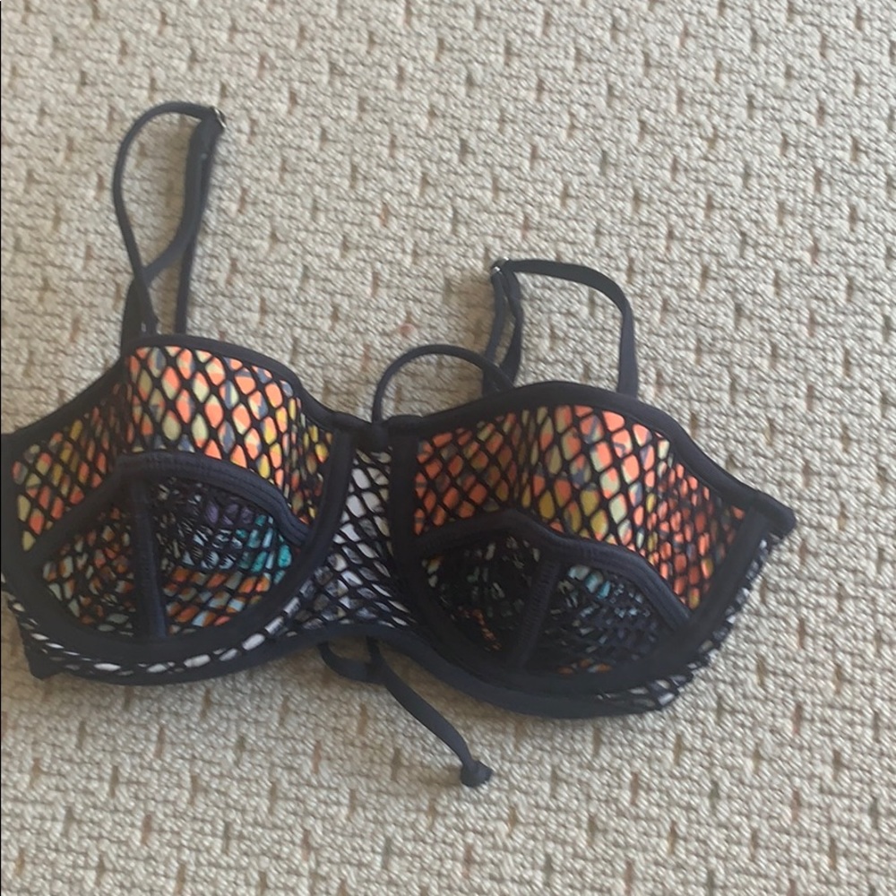 Strapless or non strapless bikini top